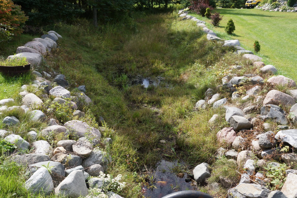 The previous week's four inches of rain continues to keep streams and creeks flowing, albeit at a slower rate than last week.  Why the slower rate?  Simple, we did not get one drop of rain this week.  Boo!