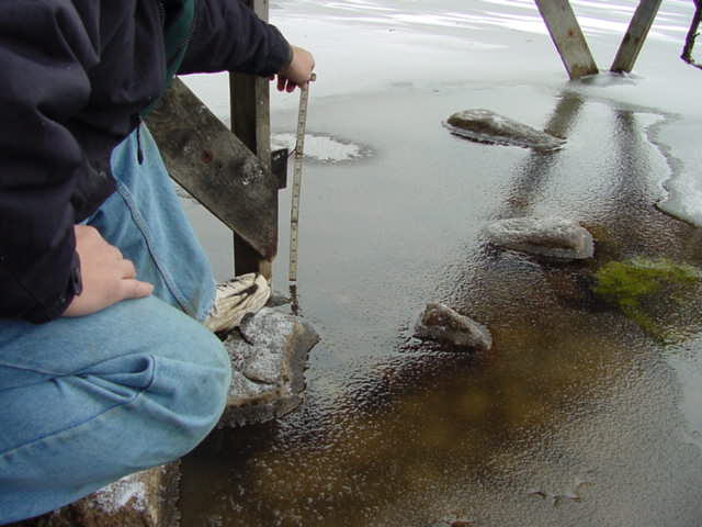The lake level was checked.  xxLt chose the more dangerous "Water level Standing" instead of the safer "Laying on the pier reach"  The ice was thin, suddenly there was a creaking sound!
