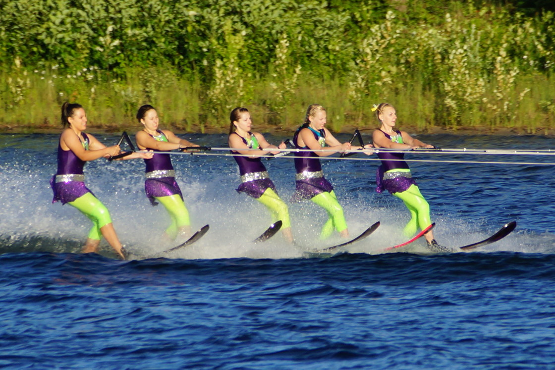The water show at Water's Edge on Wednesday was good. During the month of July, there's also a show on Monday.