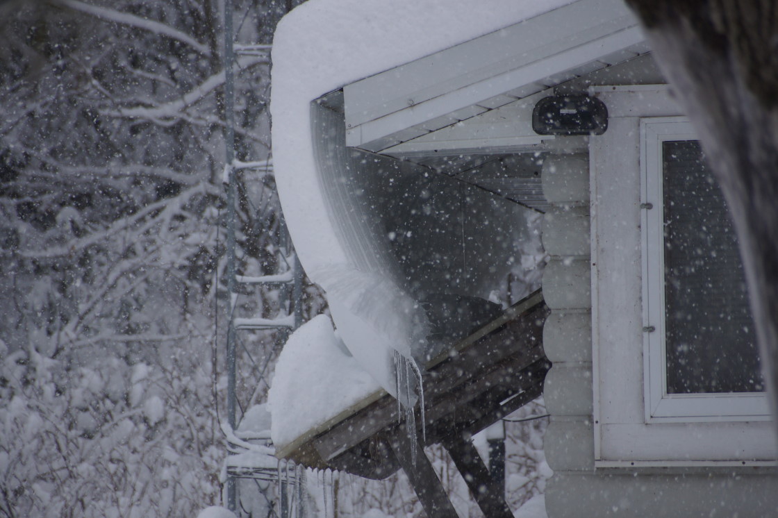 Caused by the wetness of the flakes, the bar saw some of the biggest snow curls ever. Cowabunga! 