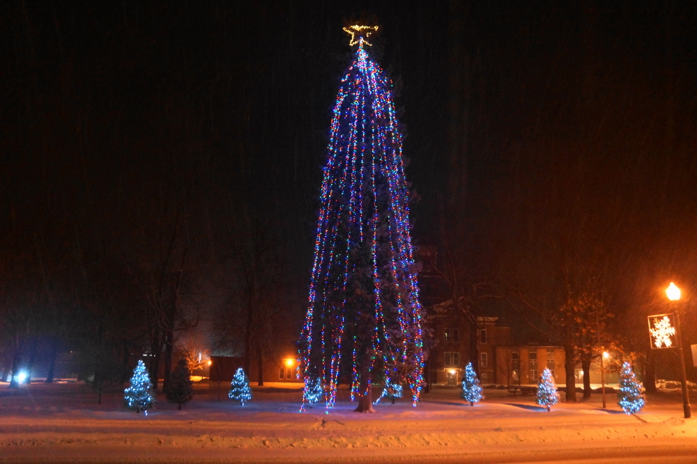 The court house grounds in Crandon are all lighty.