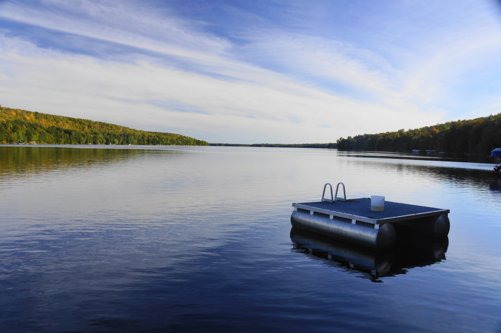 The lake temperature has pushed back to over 72°F. A few 80°F days will do that. It looks like we'll have another small summery stretch coming up with a steamy lake sandwiched between now and then. For the next several days the rules are simple: Keep the boat gassed up and the wet suit handy.<br><br><br>-Nemo's not sure if smoking a cigar and drinking a beer while skiing should even be called an "act".