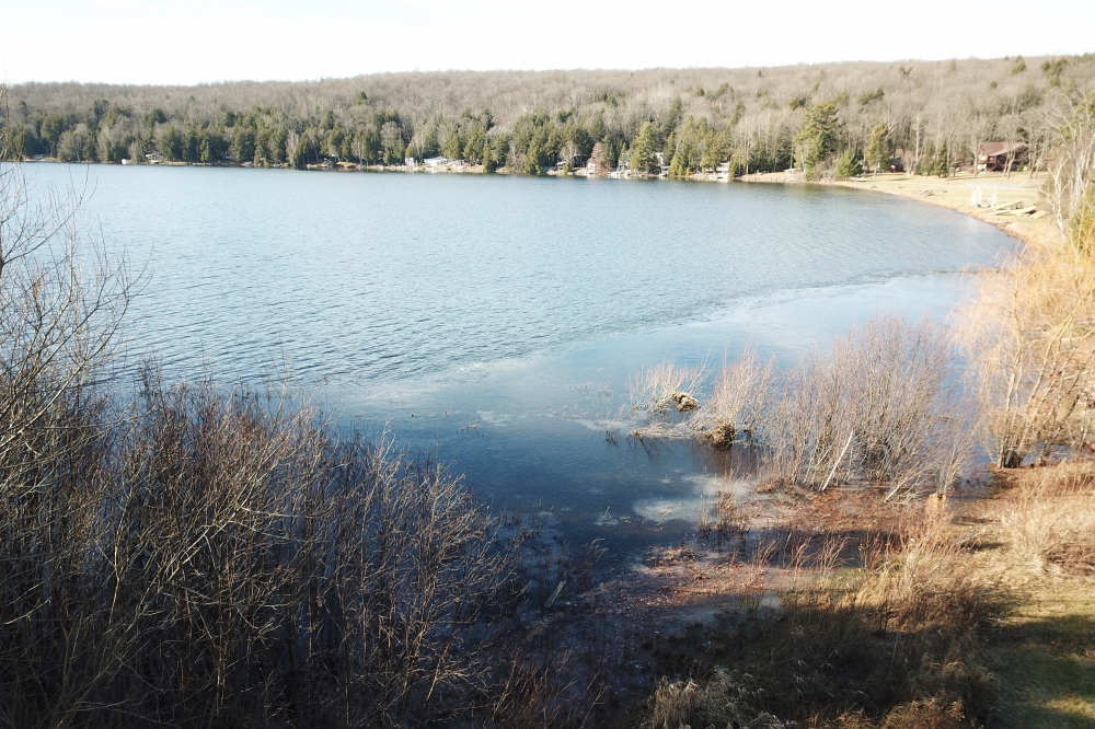 The ice reached out about 25 feet in the niches and shallow bays before the change. No ice fishermen pushed their luck by setting shacks on the shelf. That's too bad. It would have been entertaining.