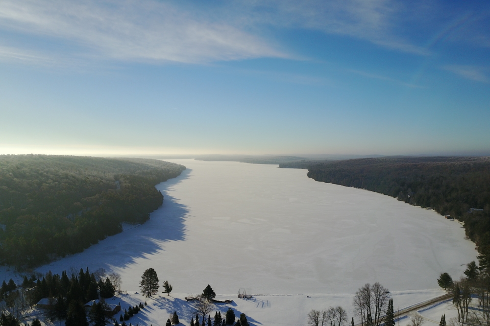 Cloudless and mostly cloudless skies separated last week from the several weeks that preceded it. The sunlight danced on the snow, uplifting spirits and putting rickets into remission. It also made photography easier.