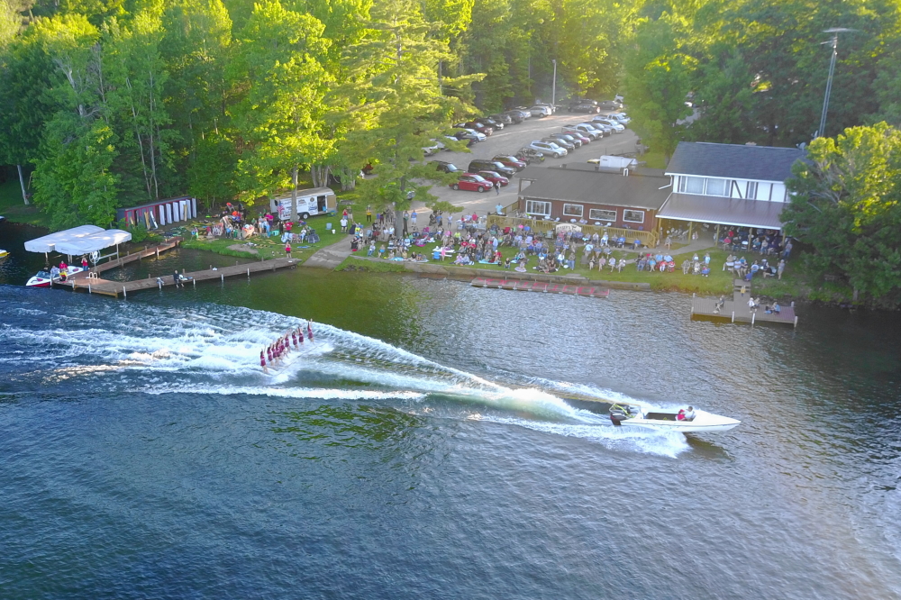 The crowd at last week's ski show was larger than the previous one.