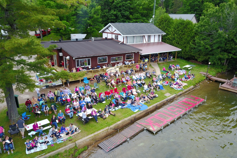 The crowds at last week's ski shows are growing larger. The show itself is getting more entertaining with it's 4-tier pyramids, amazing swivel ski demonstrations, and other acts.