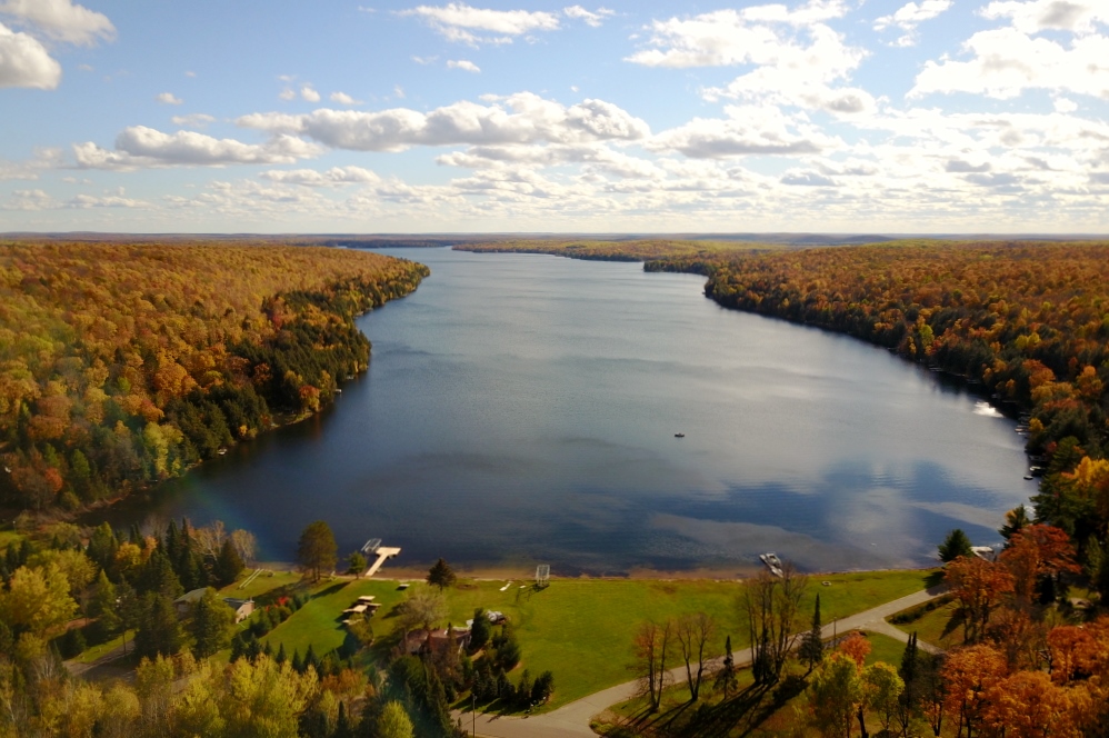 Last week had no frosts, little rain, and temperatures that could be overcome with a light jacket. It was not exactly July, but we'll take it! The lake had a few flat days for skiers that prefer to glide on glass, and a few angry days for those that prefer mogul runs, but with the water temperture at 55°F, there were none that gripped the handle and cried, "Go boat!".