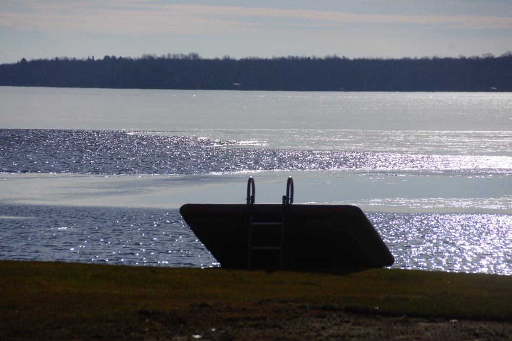 The cold came back and brought some strong wind with it. During the weekend, ice would build at night and the daytime breeze would sweep it back.