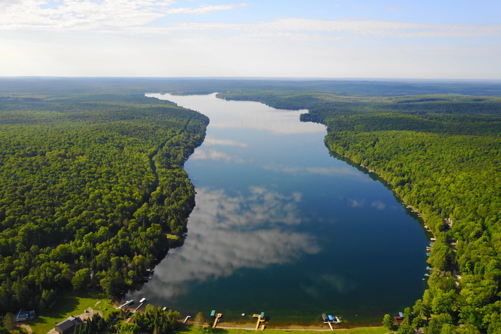 After a very wet early Monday morning, last week started off flat, dry, and hot. High temperatures pushed into the 80s°F and the stillness of the lake measured over 20 megaDeBelaks on the Knottlane foot-o-meter. A finer time to be up north you will never find. That changed mid-week with a lumpy lake, good rain, and cooler temperatures.