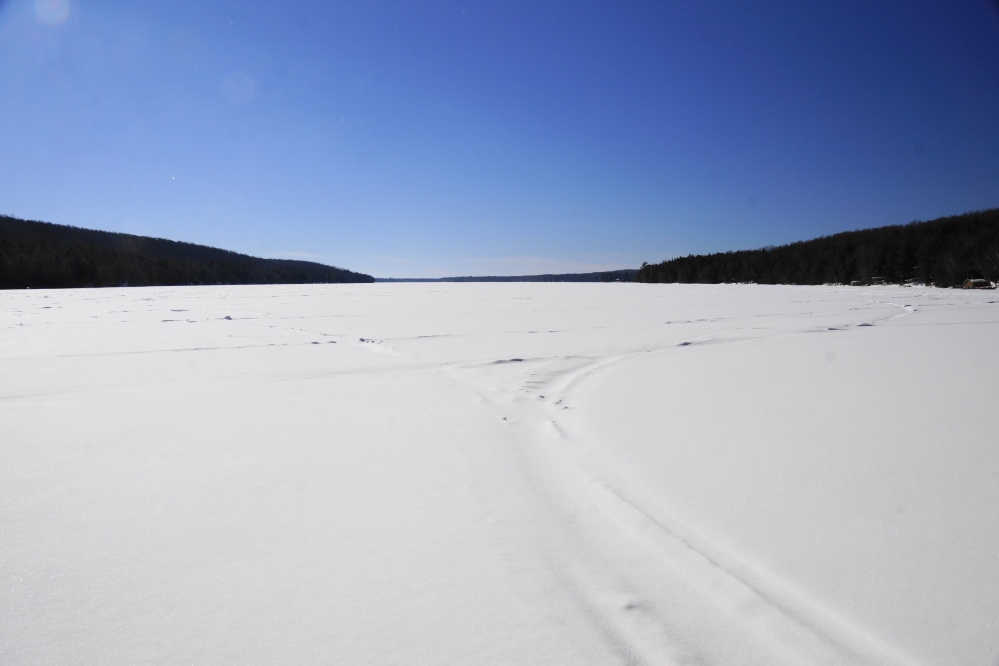 Last week's temperatures were very close to normal. A few highs pushed to 40°F. A few lows fell into the lower teens (°F). There were a few days with a clear sky and more with clouds. The lake also got some snow.