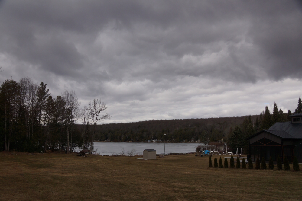 During the weekend, the sky took on a "Change is comming and you're not gonna like it" look. There was a little rain.