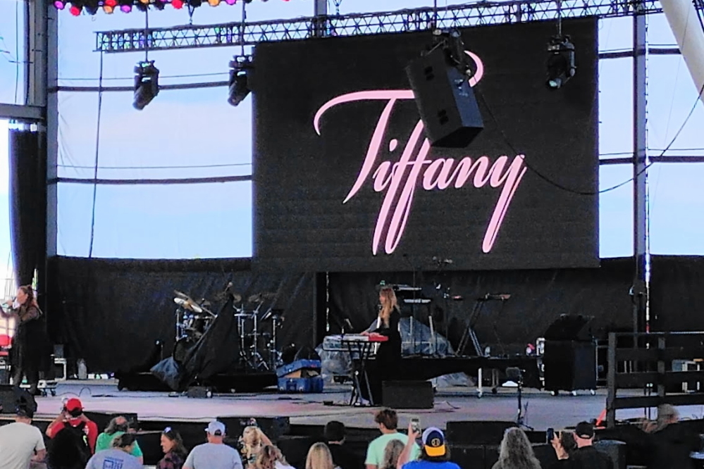 It seemed strange to have mainstream headlines start a set at 3:30 PM, but the crowd didn't mind. She actually was really good.