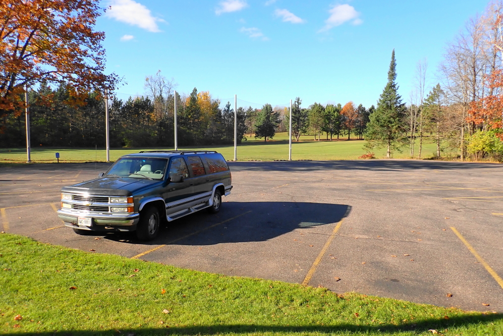 Early in the week, the high temperatures (over 50°F) made golfing comfortable without parkas and snow pants. Parking was not an issue.