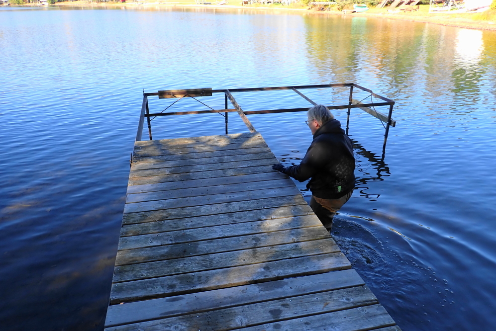With thick frost on the ground most mornings, it was deemed time to pull the last of the piers from the increasingly un-warm water.