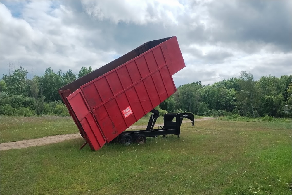 Just west of Schaefer's there's a small field where items of interest are sold. This dump trailer has been for sale for months. I thought it would spice up bar nights by making it into a "Ride" by adding a festive paint job and a few Christmas lights.